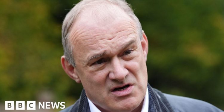 Hombre acusado de acechar a Sir Ed Davey y su familia