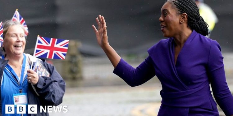 Kemi Badenoch espera llamar la atención con un bombardeo político