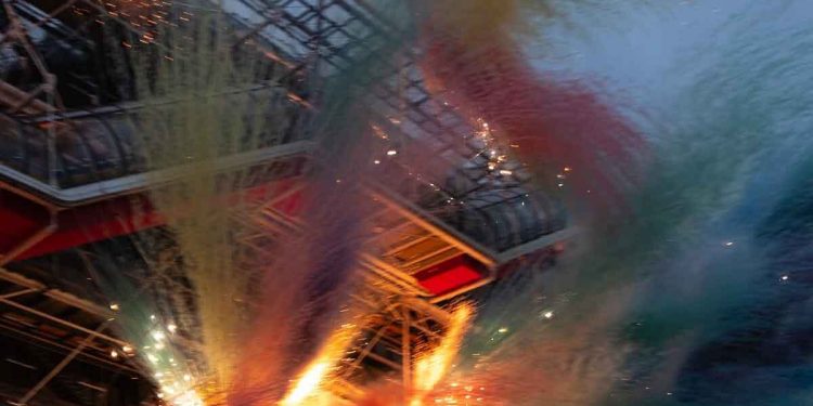 Cai Guo-qiang celebra la despedida del Centro Pompidou con una pintura de fuegos artificiales