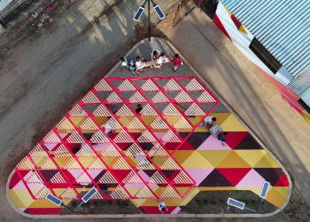 Los materiales reciclados transforman el lote triangular en Colombia en un espacio urbano colorido