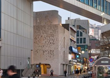 Envolturas de fachada de ladrillo perforadas El edificio de Seúl restaurado por Nomal