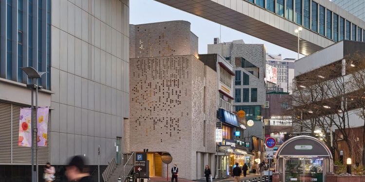 Envolturas de fachada de ladrillo perforadas El edificio de Seúl restaurado por Nomal