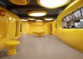 Crosby Studios construye un hábitat alienígena amarillo para una tienda de postres en Yakarta