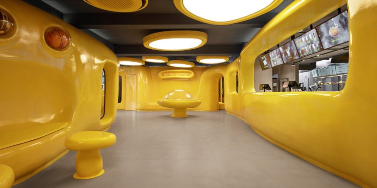 Crosby Studios construye un hábitat alienígena amarillo para una tienda de postres en Yakarta