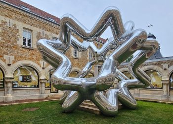 La escultura de estrella inflable de Cyril Lancelin refleja el patio de la biblioteca de Étrépagny