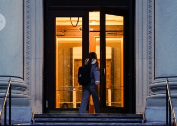 Las admisiones a doctorados en EE.UU. se reducen a medida que aumentan los temores sobre los recortes de Trump