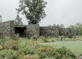 Suites Entre Muros de Piedra / alarciaferrer arquitectos