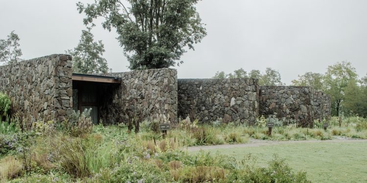 Suites Entre Muros de Piedra / alarciaferrer arquitectos