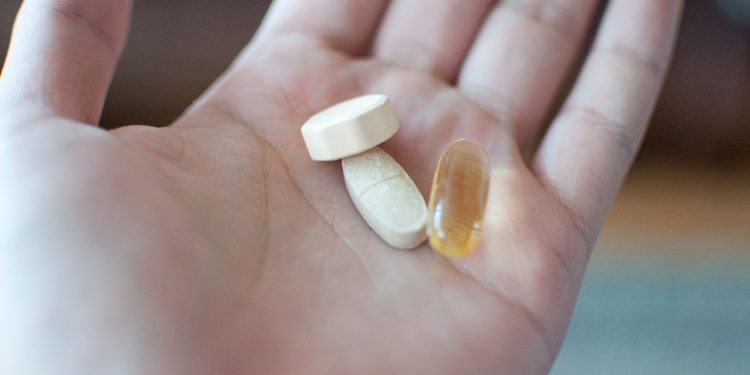 Suplementos y deficiencias que pueden provocar sabor metálico en la boca