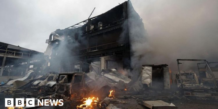 Tres muertos en ataques rusos contra Kiev, dicen funcionarios ucranianos