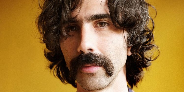 El cantante italiano Andrea Laszlo De Simone, entre ombres et aura