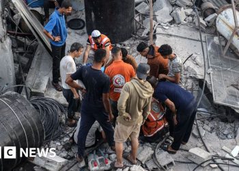 Los ataques israelíes en Gaza matan a 50 personas, dicen los rescatistas, después de que Hamas fuera acusado de matar a un soldado israelí