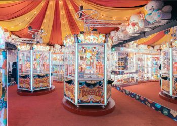 Franck Bohbot enmarca formas escultóricas en el parque de atracciones de Viena