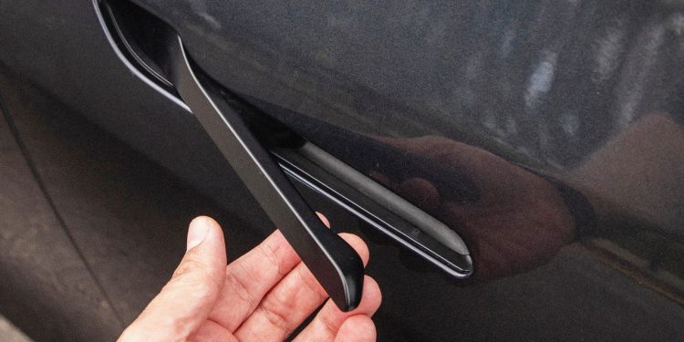 Nuevas reglas podrían obligar a Tesla a rediseñar las manijas de sus puertas. Eso es más difícil de lo que parece