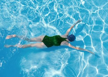 Los mejores ejercicios de la piscina para la ciática