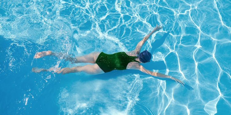 Los mejores ejercicios de la piscina para la ciática