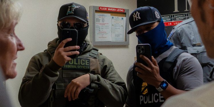 Los videos virales de ICE están revelando una división profunda e inquietante en la sociedad estadounidense