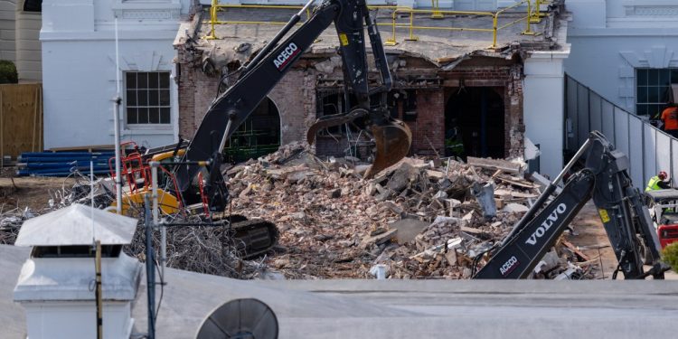 Demolición del ala este de Trump: el salón de baile de la Casa Blanca, sus donantes y la historia.