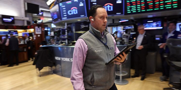 El mercado de valores hoy: ¿Por qué las acciones están en auge si el crecimiento del empleo está empeorando?