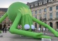 La rana Kermit gigante aterriza en la plaza Vendôme de París.