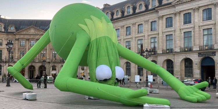 La rana Kermit gigante aterriza en la plaza Vendôme de París.