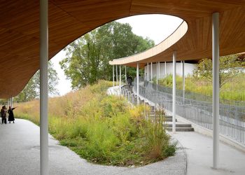 Con su arquitectura icónica y serpenteante de SANAA, Grace Farms cumple diez años.