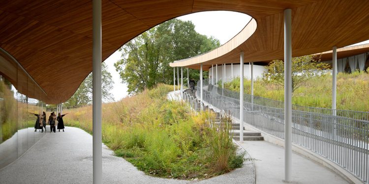 Con su arquitectura icónica y serpenteante de SANAA, Grace Farms cumple diez años.