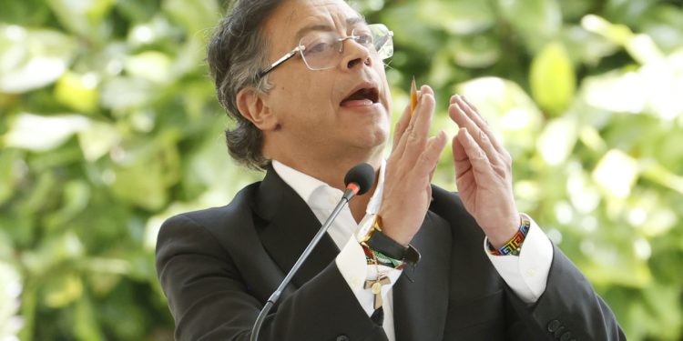 Trump acusa a Gustavo Petro de ser líder del narcotráfico y anuncia el fin de subsidios a Colombia