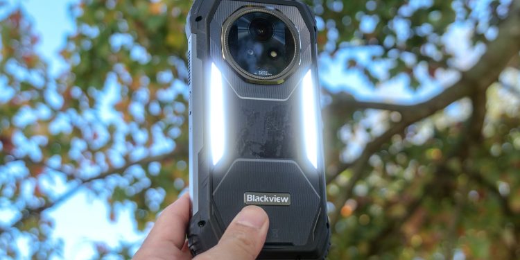 He probado muchos dispositivos extraños durante 17 años, pero este teléfono resistente con proyector incorporado es el más exagerado hasta ahora.