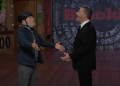 Jon Stewart se bloquea el monólogo de Jimmy Kimmel, abofetea el anfitrión dos veces