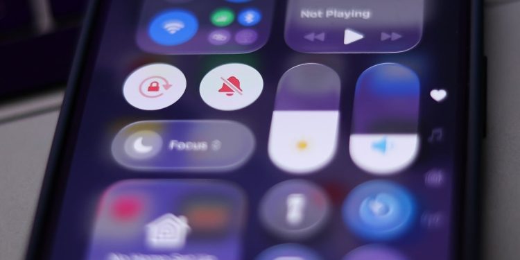 ¿Deberías actualizar a iOS 26? Pros y contras de la nueva actualización.