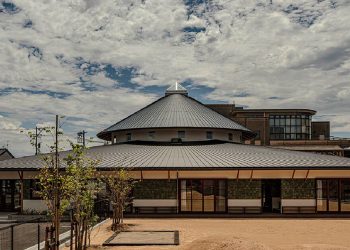 Marco curvo de madera da forma a una guardería llena de luz en Japón
