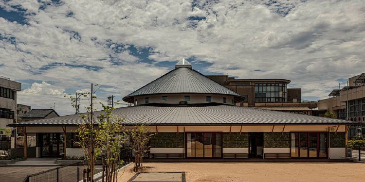 Marco curvo de madera da forma a una guardería llena de luz en Japón