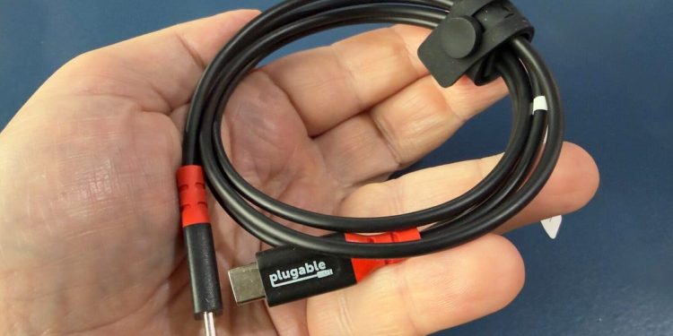 El cable USB-C de 15 dólares que siempre llevo para evitar que me pirateen en los puertos de carga públicos