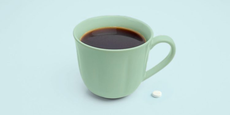 ¿Qué hay de malo en beber cafeína mientras se toman antibióticos?