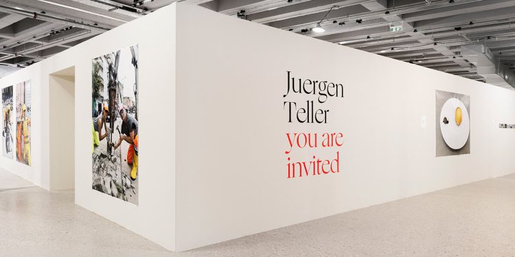 Las imágenes de Juergen Teller inauguran Onassis Ready en Atenas.