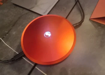 ¿Taza calentador, cargador inalámbrico o escritorio de Snapdragon? Qualcomm presenta un platillo inusual X2 Elite Mini PC