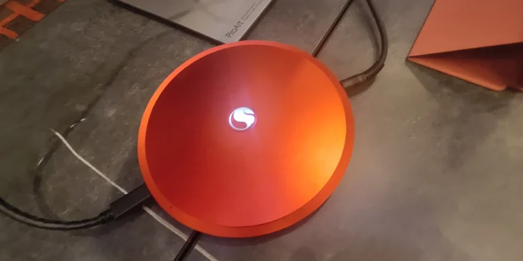 ¿Taza calentador, cargador inalámbrico o escritorio de Snapdragon? Qualcomm presenta un platillo inusual X2 Elite Mini PC