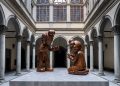 KAWS aterriza en la Florencia renacentista con grandes trabajos en madera