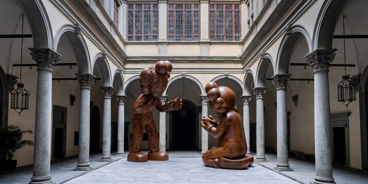 KAWS aterriza en la Florencia renacentista con grandes trabajos en madera