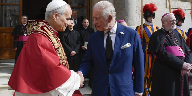 Rezo conjunto de León XIV y Carlos III marca un hito religioso