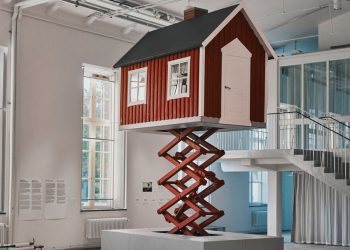 Ulf Mejergren construye una cabaña roja sobre un elevador de tijera como respuesta al cambio climático