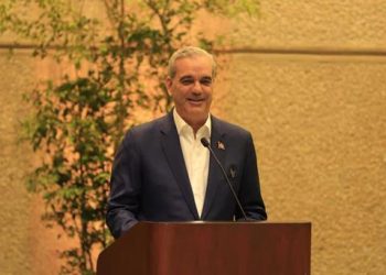 Luis Abinader escribirá memorias y explica Constitución del 2024