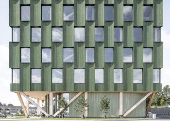 Las curvas de madera verde esculpen la fachada rítmica de un edificio de oficinas en Noruega