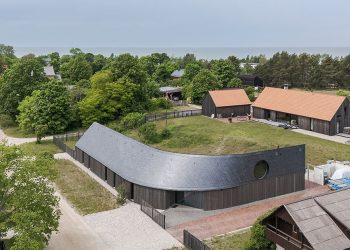 Twisting Pāvilosta House parece estar tallado por los vientos costeros de Letonia