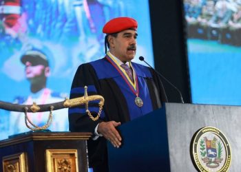 Nicolás Maduro Recibe doctorado por curiosa Razón y causa cryticas