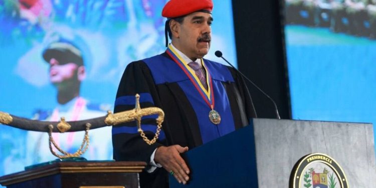 Nicolás Maduro Recibe doctorado por curiosa Razón y causa cryticas