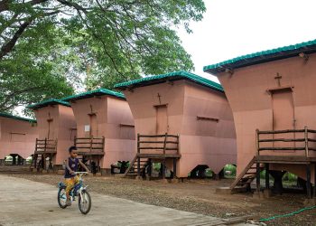 Las casas modulares de bambú de Blue Temple se mantienen firmes después del terremoto de 7,7 grados en Myanmar