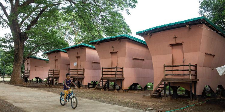 Las casas modulares de bambú de Blue Temple se mantienen firmes después del terremoto de 7,7 grados en Myanmar