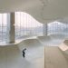 skatepark urbano curvo en un volumen de vidrio flotante con vista al horizonte de Shanghai